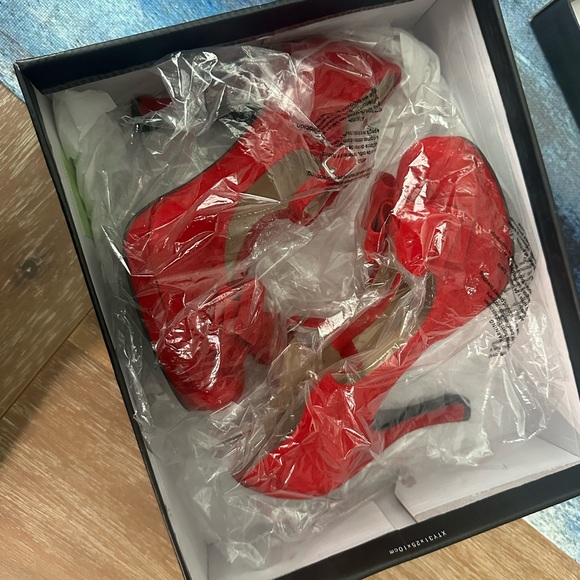 Sexy Red Heels sz8
Pinup Retro Red Bow Heels - Picture 3 of 4
